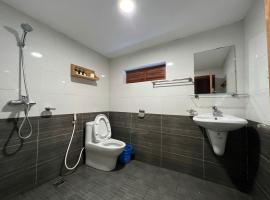 Tom's Du Gia Stilt House, ξενοδοχείο σε Yên Minh