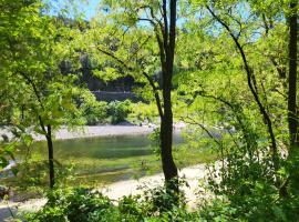 Camping La Charderie, hotel a Pont-de-Labeaume