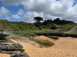 Pornic1 flat near beach garden golf Pool 1 bedroom, hotel sa Pornic