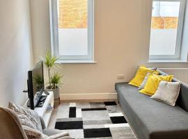 Brand New Central Flat for Up to 4 Guests - Best Price- King Bed - Full Kitchen - Shower & Bathtub, hotel a Farnborough