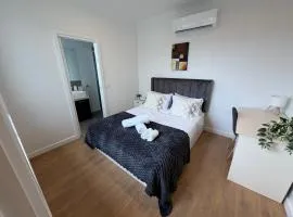 Monash Ensuite room with shared kitchen & laundry