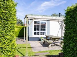 Chalet Wad35 met grote, groen omheinde tuin, готель у місті Tzummarum