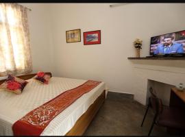 Chaudhary dharamshala, hotelli kohteessa Jāmb