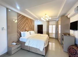 Deluxe Indulgence Hotel & Suites, hotel com piscinas em Mama