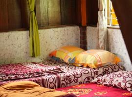 Swindo Homestay 77, Small House, khách sạn ở Berastagi
