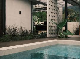 BLOC by The Hectar Private Pool Villa Janda Baik: Bentong şehrinde bir otel