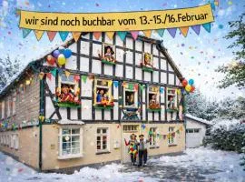 Ferienhaus Pape - 300m2, 17 Betten - mit großem privatem Garten, Pool, Dart, Sauna-, Grill- und Spielbereich - Ideal für Familien