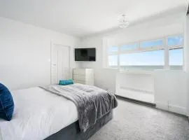 Ocean View in Worthing, 5 bedrooms, 3 Bathrooms, Hot Tub, Parking for 6, Seaview, Sleeps 9