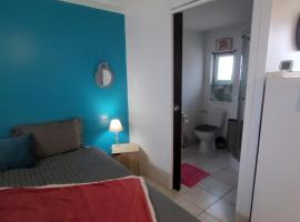 À la campagne, studio 25M2-pour 2p, CALME, wifi, jardin, parking, hotel i Yèvres