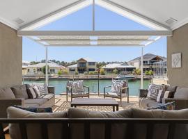 Mandurah Canal Escape 5BR Home with Jetty โรงแรมในCoodanup