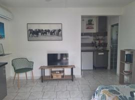 Hébergement en rez-de jardin clos proche de l'aéroport et des commodités, hotel v destinácii Le Lamentin