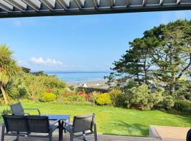 Maison vue mer et plage à pieds, Hotel in Plomodiern