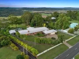 Coastview Manor - Pool Coastal & Hinterland Views