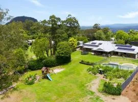 Coastview Manor - Pool Coastal & Hinterland Views