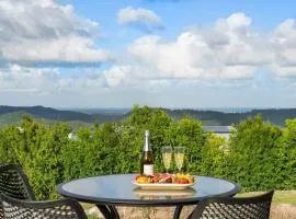 New Luxe Villa - Coastal Views - 30 min to Noosa