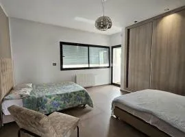 Bienvenue dans cette villa moderne et lumineuse