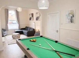 Modern 4 bedroom property 8 beds wifi smart tv games room pool table