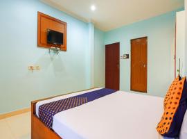 SPOT ON Kk Lodge, hotell i Kāladi