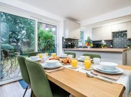 Lovely and spacious 4 bedroom house with free parking in Burgess Hill