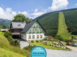 Pension Slunečnice & Panorama Restaurant Farma, hotel com estacionamento em Spindleruv Mlyn