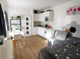 Pretty private Apartment U LABE, self-service check-in 24 l 7, hotel din Neratovice