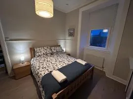 77 West Princes St, cosy 1 bed ground floor