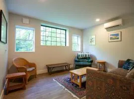 Modern Woodland Escape w Wshr dryer and Large Yard