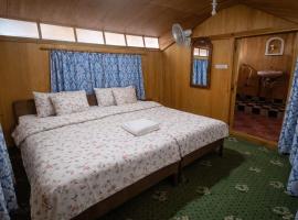 Houseboat In Dallake, hotel u gradu Srinagar