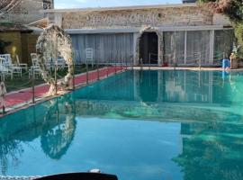 White garden, מלון בטוזלה