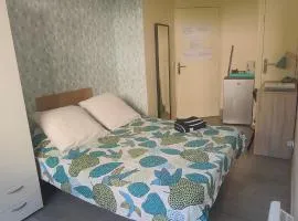 Chambre à la nuit avec petit déjeuner