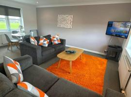 2 Bed Apartment Sleeps 4 -Near Airport -WiFi & Tv โรงแรมในเรนฟริว