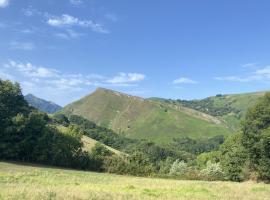 Appartement au Pays Basque-Vue montagne, hôtel à Bidarray
