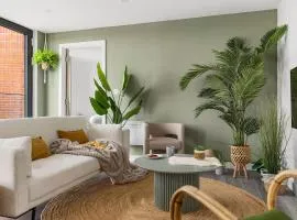 York 3BR Penthouse, Free Secure Parking, Luxury