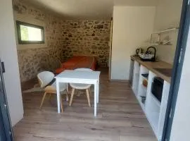 La grange studio à 100 mètres du lac et 30 mètres de la piste cyclable N2