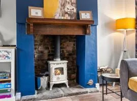 Charming 2-BR Cottage in Stonehouse with Courtyard Garden and Log Fire