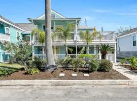 The Lazy Palm Cottage with Hot Tub and Near Beach
