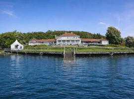 Strandhaus Edersee Nr 12 - Kaminzimmer, Seeblick, Badestrand, Seeterrasse, hotel na praia em Waldeck
