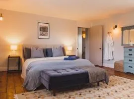 Luxury House sleeps 14 with Secret Bar near Bath