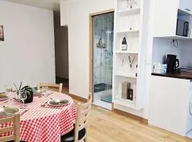 Nice apt with parking free