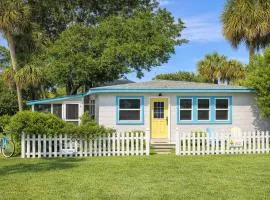 Drift Inn Cozy Cottage w Fire Pit, BBQ & Dogs