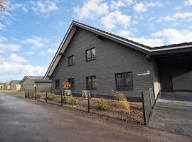 Franks Ferienhaus am See I Privatsteg I Tretboot I Spieletage I Ruhe I Natur I Angeln I luxuriös & großzügig bis zu 10 Personen, hotelli kohteessa Twist