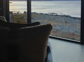 Coastal Cabin With Ocean View On Lepsøya, hotel u gradu 'Kjerstad'