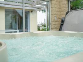 Villa lumineuse avec spa privé et terrasse idéale familles et groupes centre à 5 min, hotel v mestu Lorient