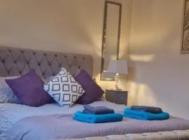 Heath Lodge Worcester 2 bedroom large detached home with free driveway CCTV parking for 2 cars or LWB van Close to M5 1 mile Dogs welcome on request