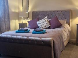 Heath Lodge Worcester 2 bedroom large detached home with free driveway CCTV parking for 2 cars or LWB van Close to M5 1 mile Dogs welcome on request, khách sạn ở Worcester