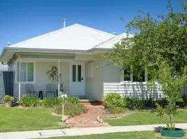 Cute Cummings St Cottage