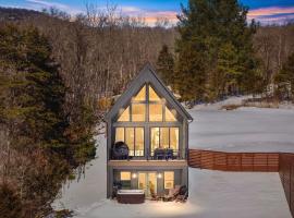 Lake Haus Cabin - Hot Tub, Sauna, Lake View, Wi-Fi: Luray şehrinde bir otel