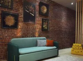 KING Bed • Elevated City Retreat • Free Parking