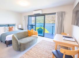 Alpine Village - Lake Edge Studio Apartment, Hotel in Queenstown