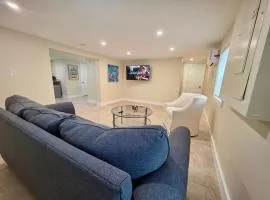 DOWNTOWN 3rd Street Retreat Hideout - Steps to beach